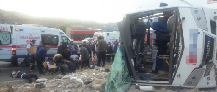 İşçileri taşıyan midibüs devrildi! Çok sayıda yaralı var