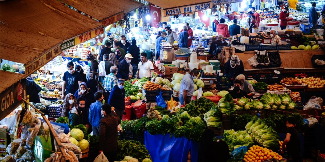 Konya'da tam kapanma öncesi çarşı ve pazarda yoğunluk