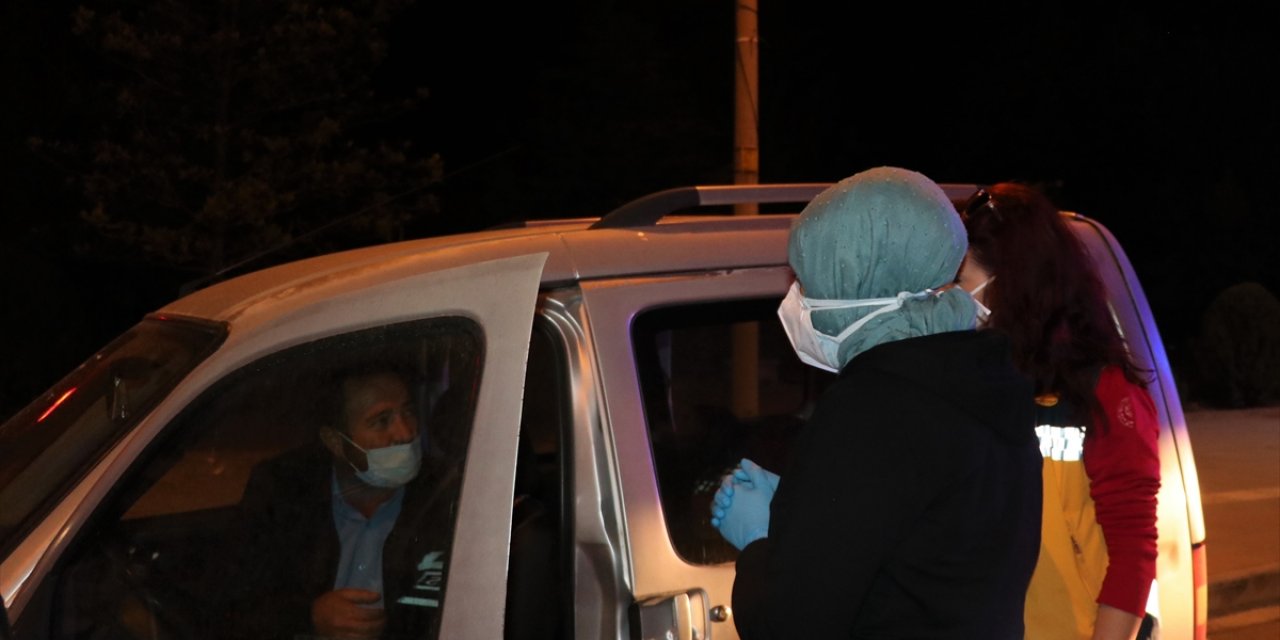 Karantinada olmaları gerekiyordu, tam kapanmada sokakta yakalandılar