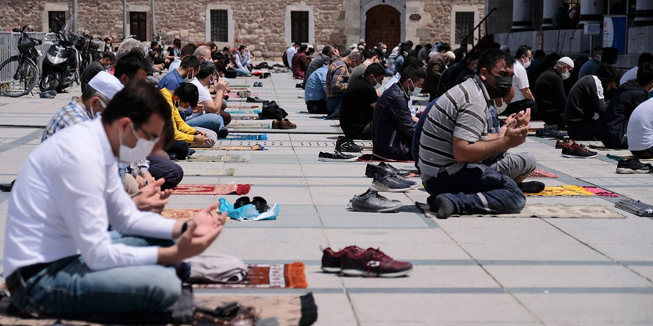 Konya'da tam kapanmanın ilk gününde vatandaşlar cuma namazını kıldı