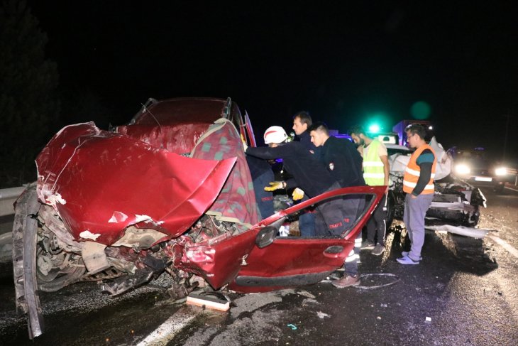Üç aracın birbirine girdiği kazada 3 kişi öldü