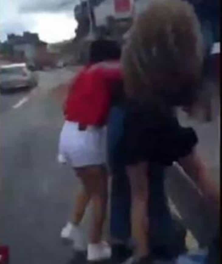 Müslüman kız çocuğuna ırkçı saldırı! Başörtüsünü çıkartıp tekme attılar