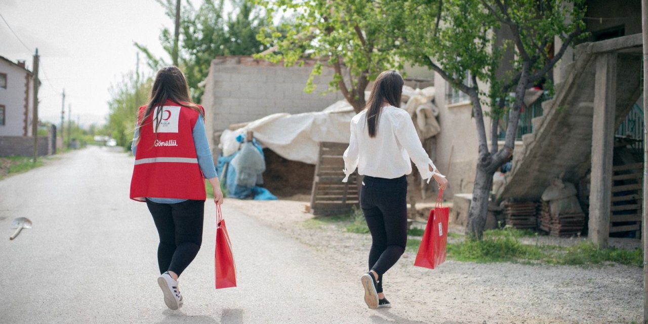 Bayram öncesi öksüz ve yetim çocukların yüzleri güldü