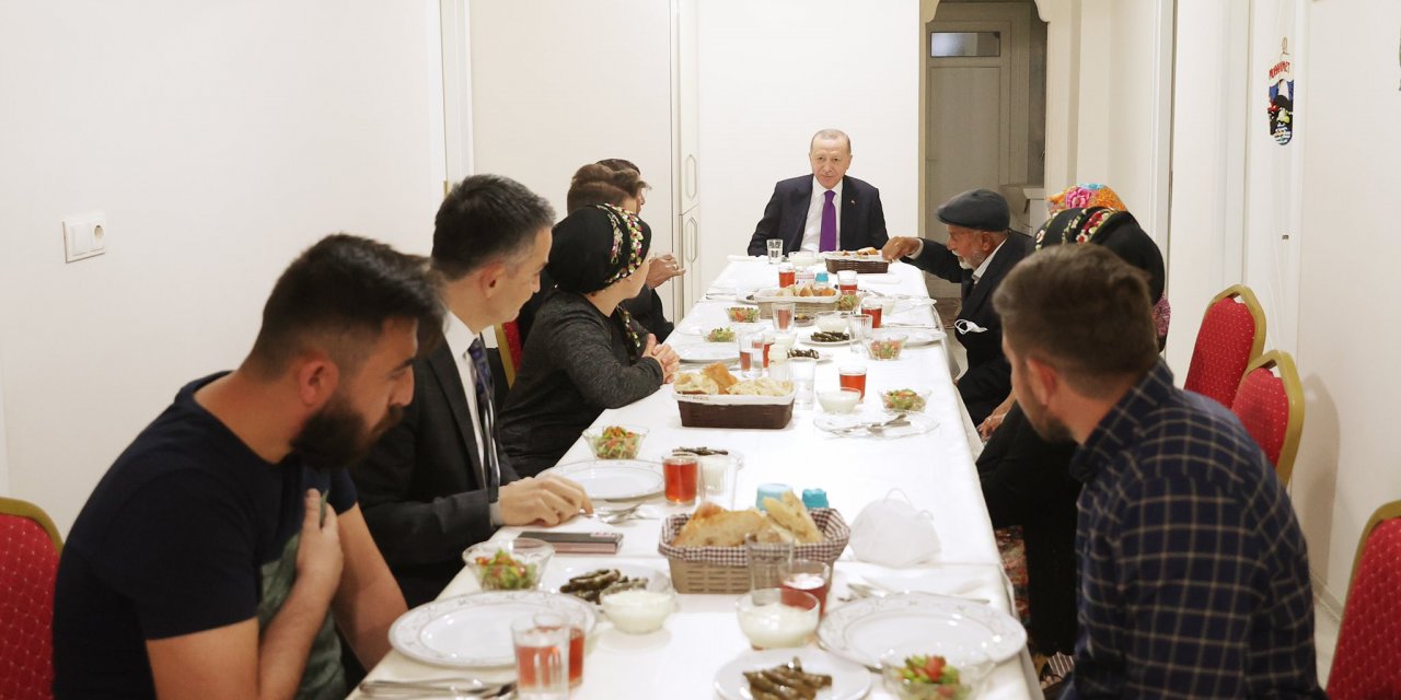 Cumhurbaşkanı Erdoğan, iftarda çiftçi aileye konuk oldu