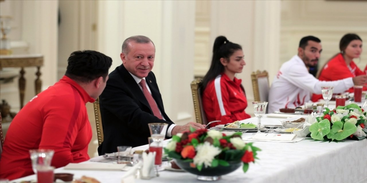 Cumhurbaşkanı Erdoğan, madalya kazanan milli sporcularla iftar yaptı