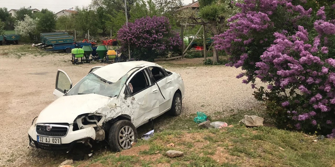 Konya'da yoldan çıkarak taklalar atan otomobildeki 2 kişi ölümden döndü