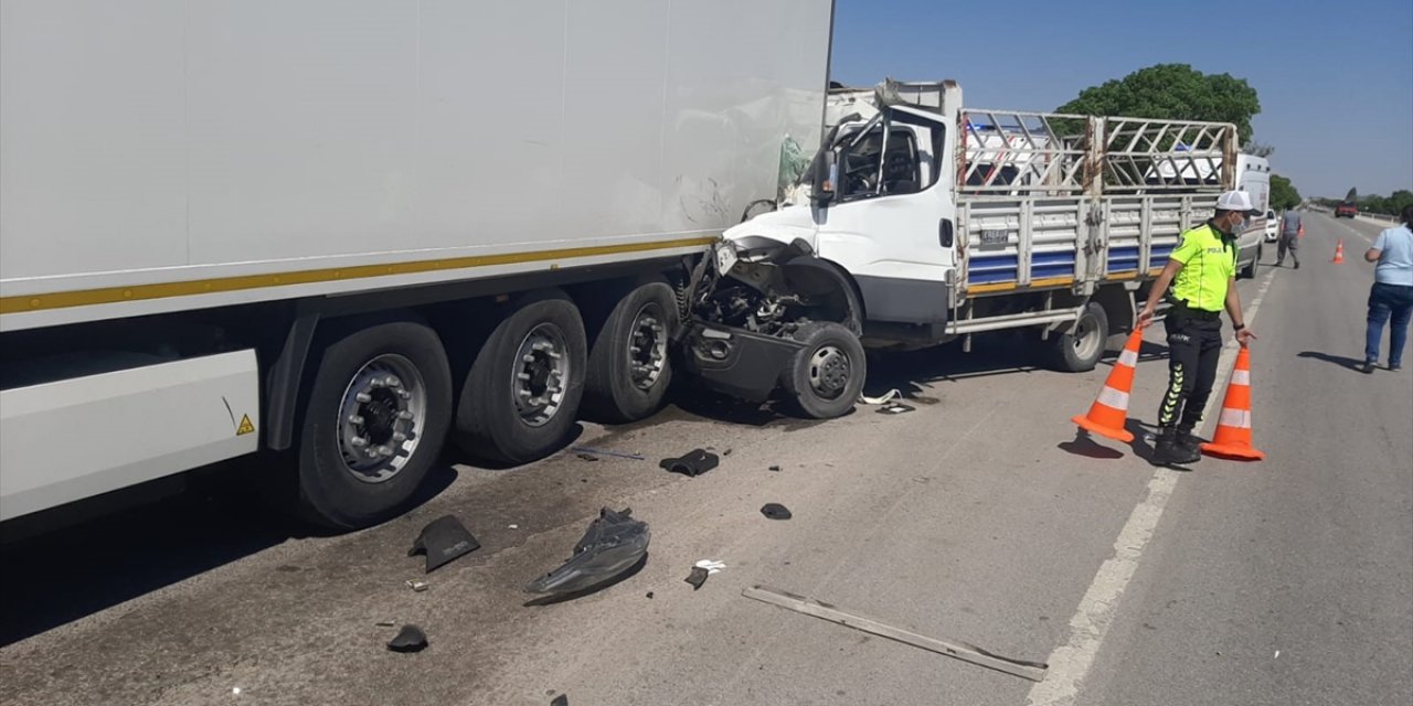 Konya yolunda feci kaza! TIR’a çarpan kamyonetin sürücüsü öldü