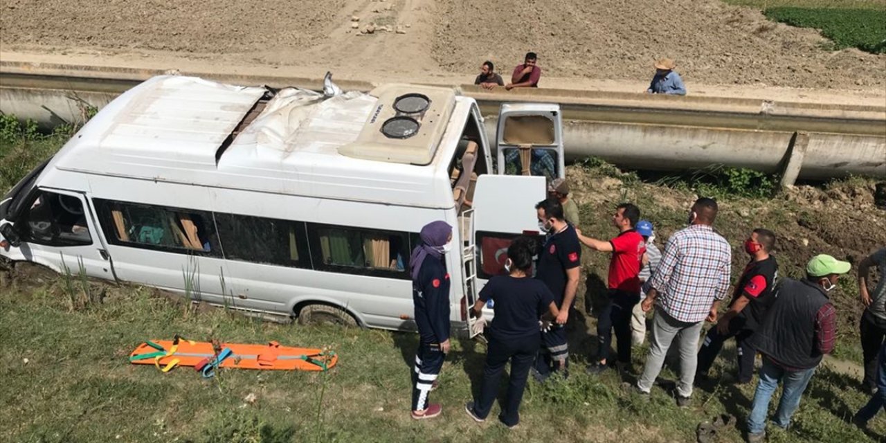 Tarım işçilerini taşıyan minibüs şarampole devrildi: 7 yaralı