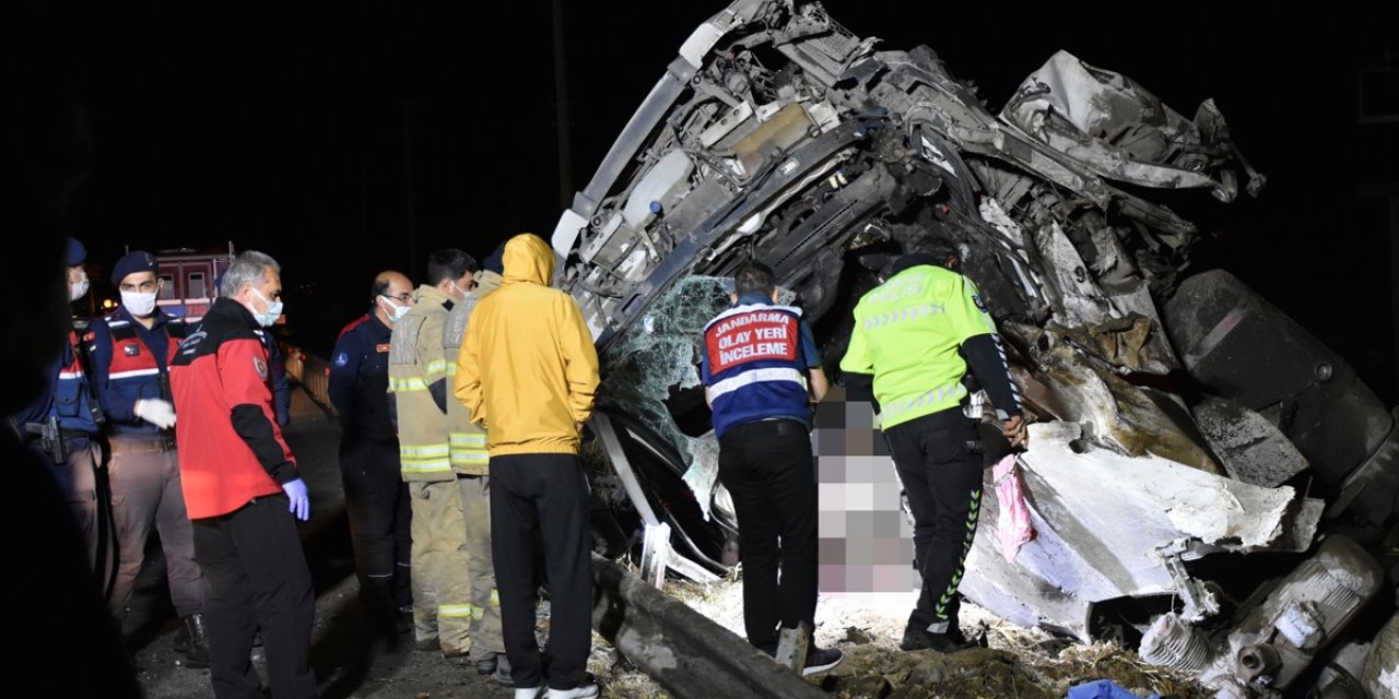 Devrilen TIR hurda yığını haline döndü: 2 ölü