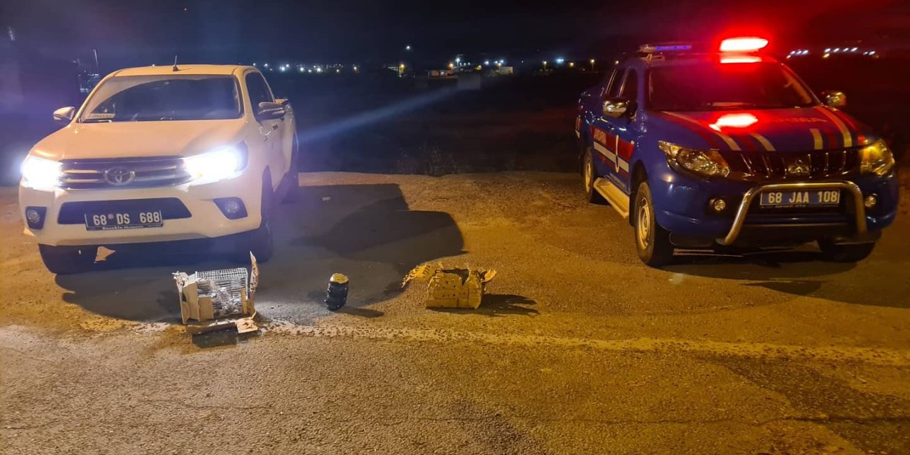 Yolcu otobüsünü durduran ekipler ses gelen bagajı açtığında şaşırtan manzarayla karşılaştı