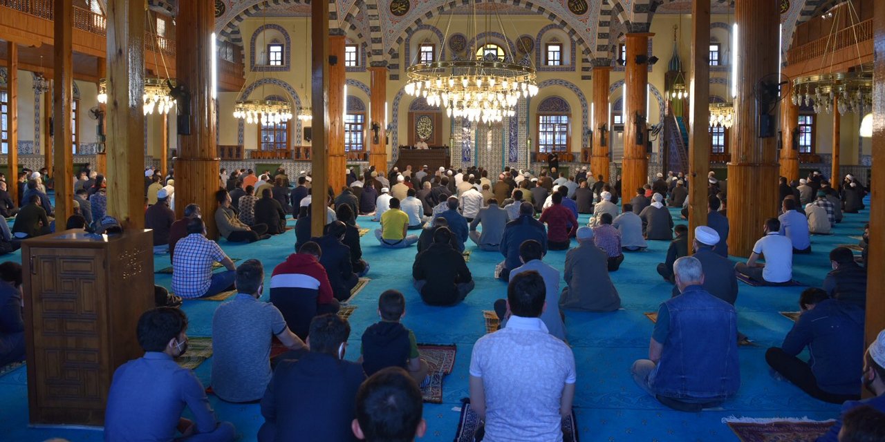 Konya'da vatandaşlar bayram namazı için camilere koştu