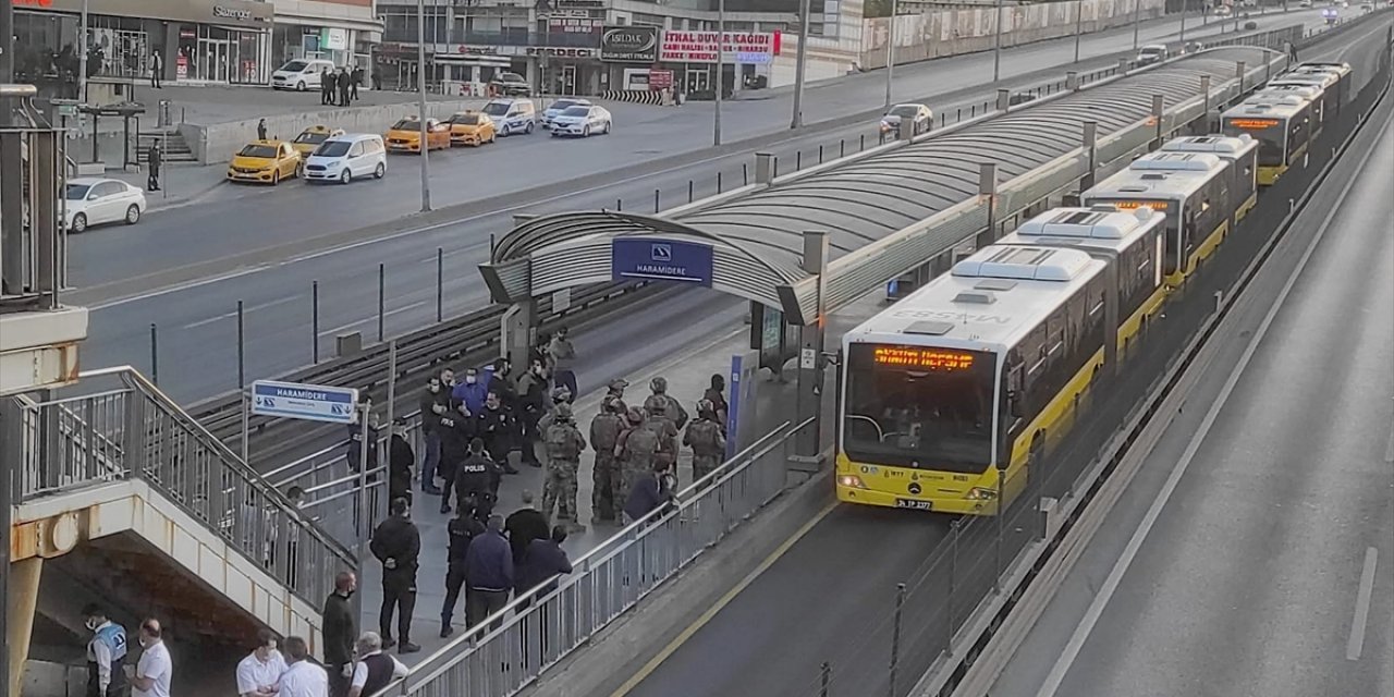 Metrobüsteki yolcuları alıkoydu, kendini araç içine kapattı