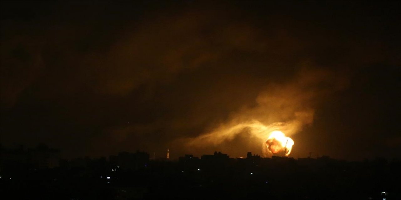 Katil İsrail'in uçakları yoğun şekilde Gazze’nin kuzeyini bombalıyor