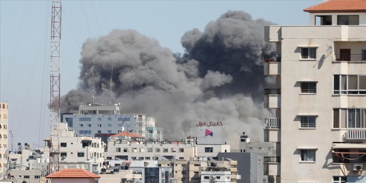 Katil İsrail ordusu, medya ofislerinin de olduğu binayı yerle bir etti