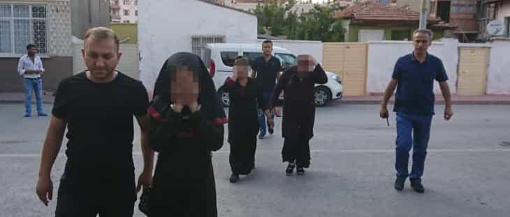 Konya’da vatandaşların yakaladığı 3 şüpheli kadın polise teslim edildi