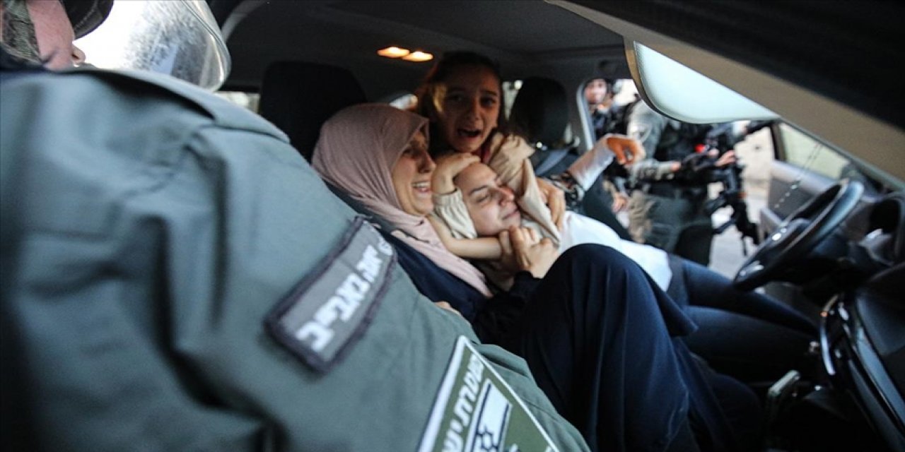 Alçak İsrail polisi, Filistinli kadınları darbetti, birinin başörtüsünü çıkardı