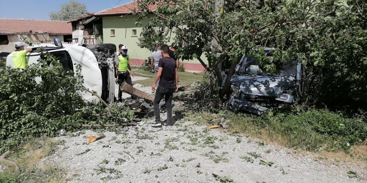 Konya'dan bir kaza haberi daha! 4 kişi ölümden döndü