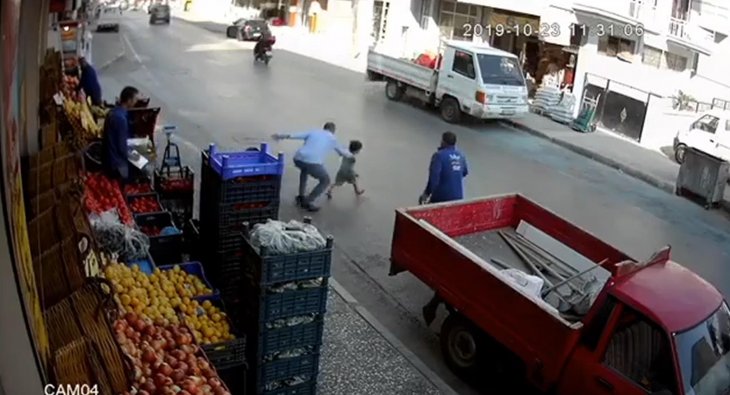 Küçük çocuğu kamyonetin altında kalmaktan son anda böyle kurtardı