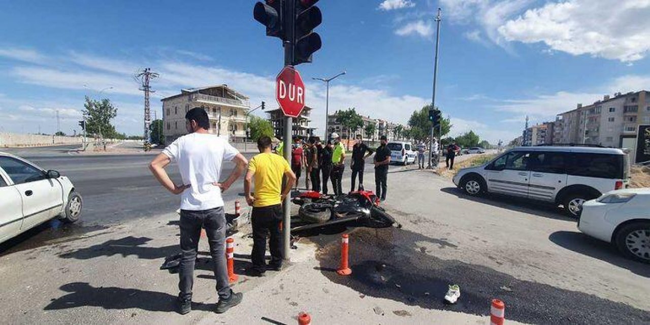 Konya’da feci kaza! Otomobille çarpışan motosiklet bu hale geldi: 1 ölü, 1 yaralı