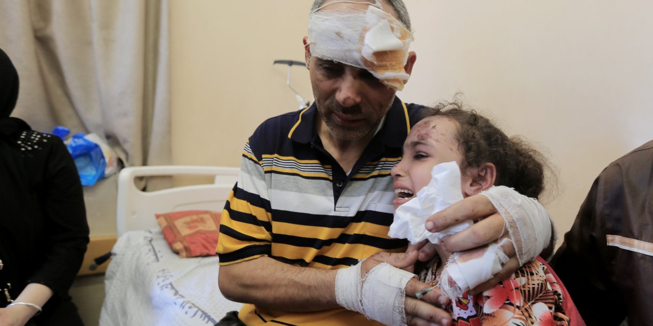Katil İsrail’in saldırısında anne ve 4 kardeşi can vermişti! Küçük kız babasına kavuştu