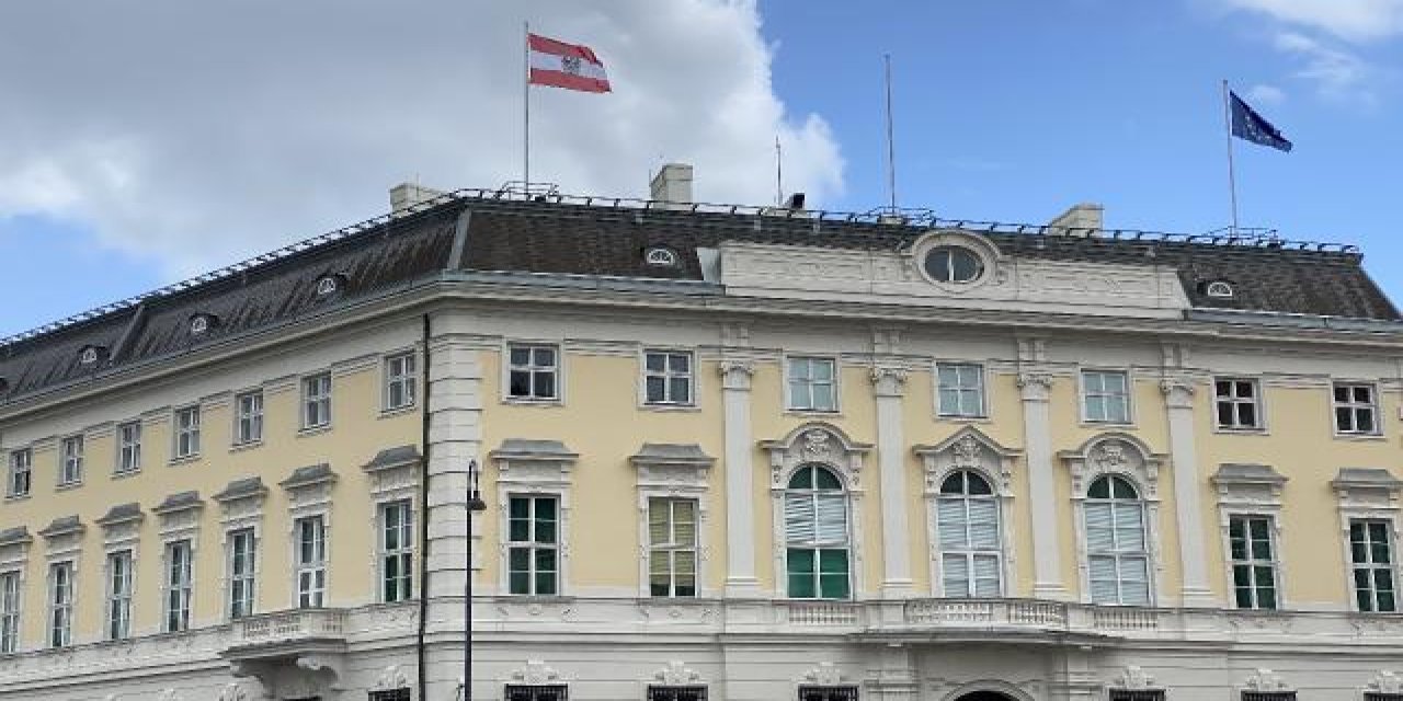 Avusturya'da katil İsrail'in bayrakları devlet binalarından kaldırıldı