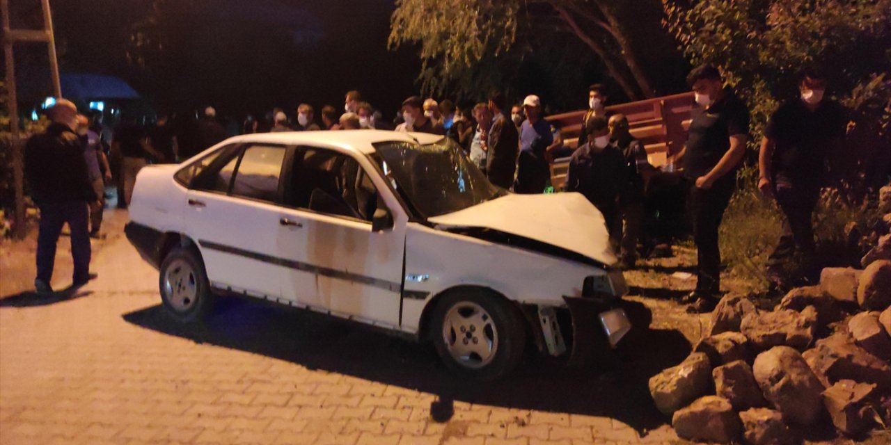 Konya'da otomobil mezarlığın duvarına çarptı! Ölümden döndüler