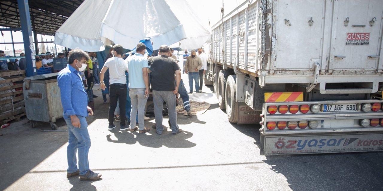 Kahreden kaza! Babasının yanına gitmeye çalışan 4 yaşındaki çocuğa kamyon çarptı