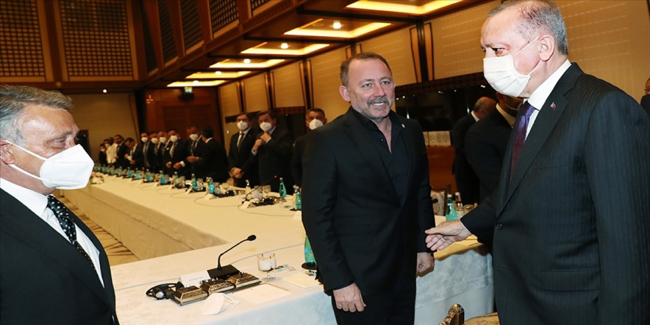 Cumhurbaşkanı Erdoğan, Beşiktaş yönetici, teknik heyet ve futbolcularını kabul etti