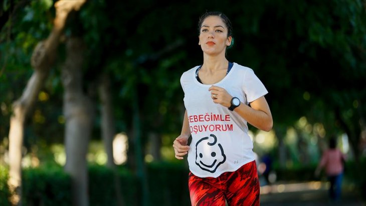 'Karnı burnunda' maratona hazırlanıyor