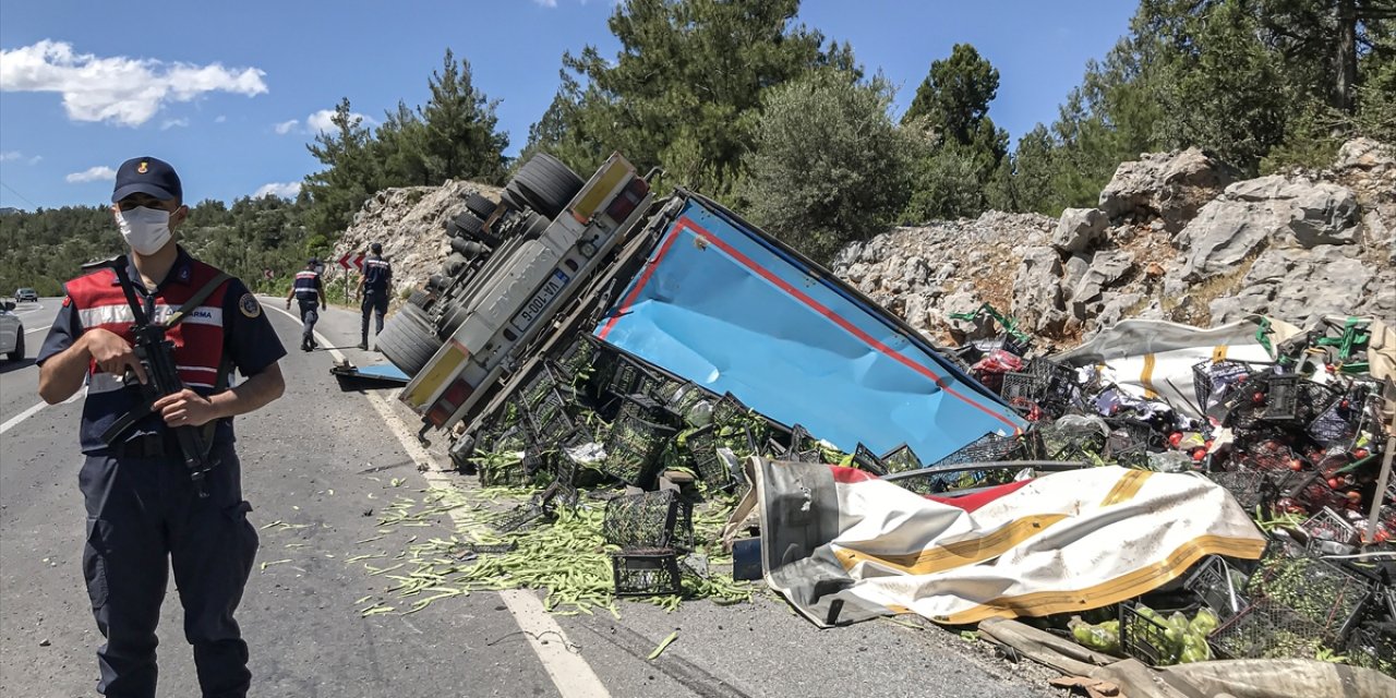 Konya yolunda devrilen sebze yüklü tır bu hale geldi