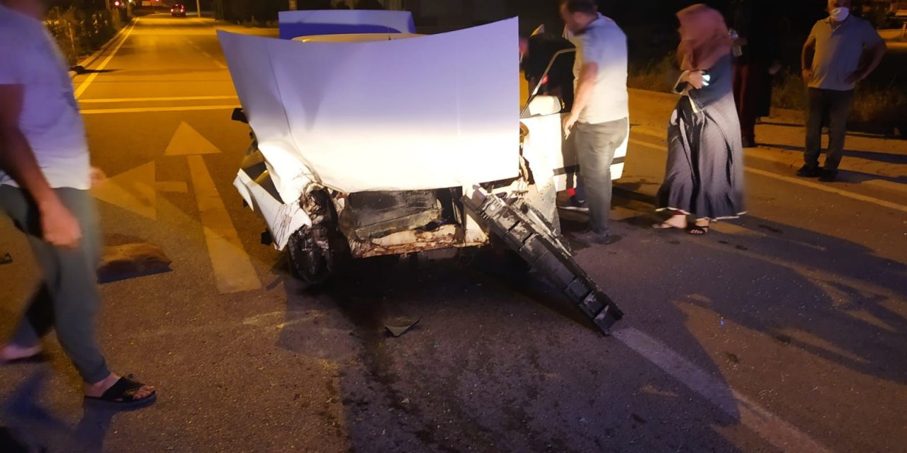 Konya’da kontrolden çıkan otomobil direğe çarptı: 2 ağır yaralı