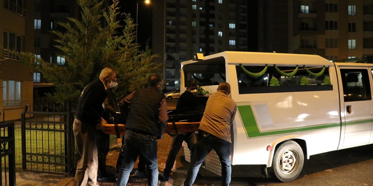 Cani evlat babasını önce silahla vurdu, sonra bıçaklayıp öldürdü