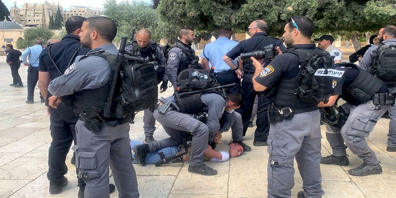 Kudüs'te zulüm devam ediyor! Yahudi yerleşimciler İsrail polisi eşliğinde Mescid-i Aksa'ya baskın düzenledi