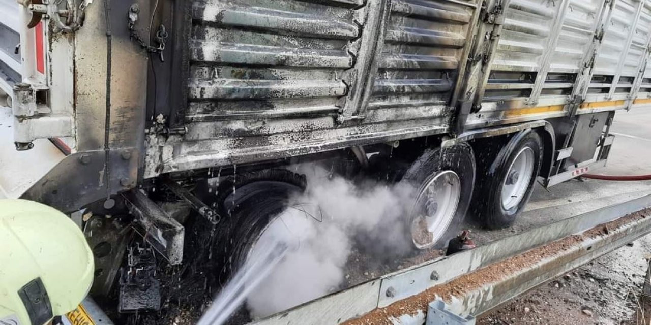 Konya’da seyir halindeki TIR yandı