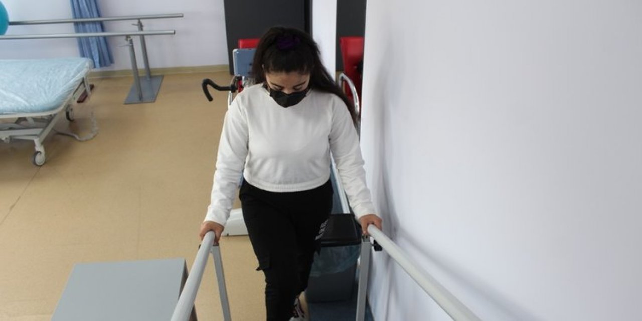 Konyalı lise öğrencisi Elif, bir yıl sonra yeniden yürümenin sevincini yaşadı