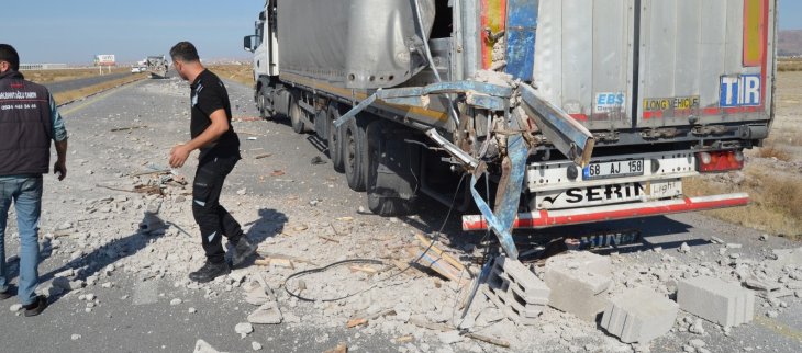 Lastik kontrolü yapan tır şoförüne kamyonet çarptı