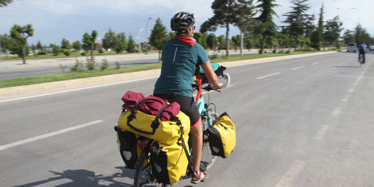 Elektrikli bisikletiyle Türkiye turuna çıkan Bengi, Konya'da mola verdi