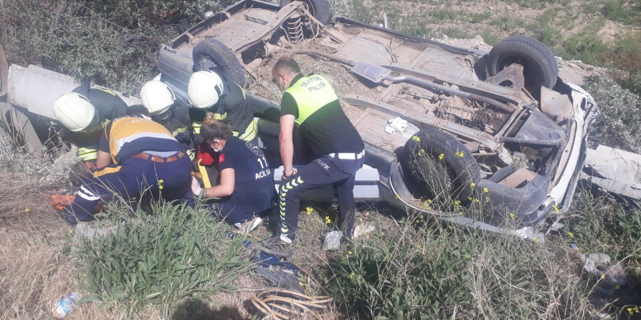 Konya’da yoldan çıkan otomobil devrildi, ekipler sürücüyü kurtarmak için seferber oldu