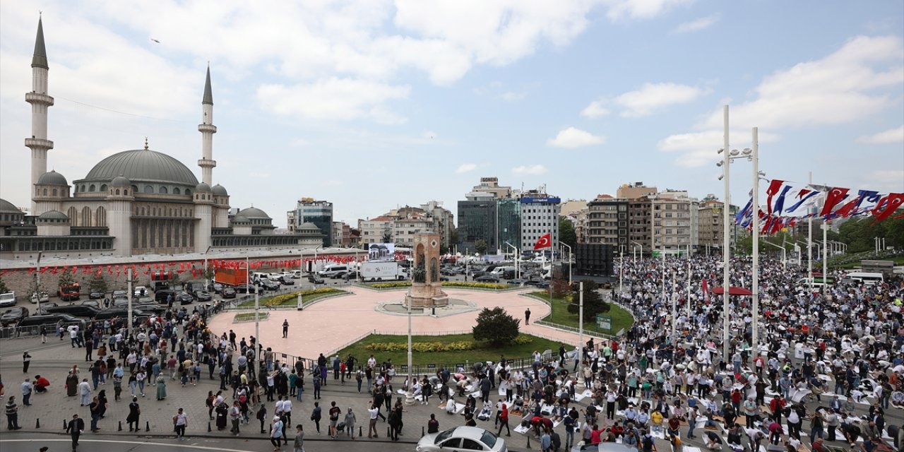 Hayal gerçek oldu! Taksim'e yapılan cami cuma namazıyla ibadete açıldı