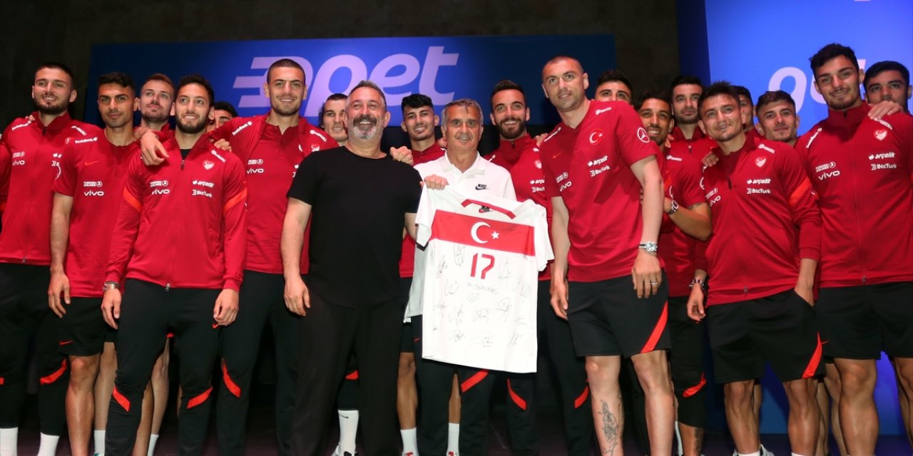 Cem Yılmaz'dan A Milli Takım'a özel gösteri! EURO 2020 öncesi moral verdi