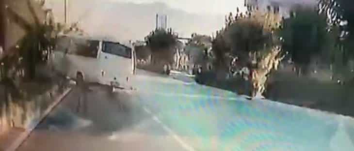 İşçileri taşıyan midibüsün devrildiği kaza saniye saniye görüntülendi