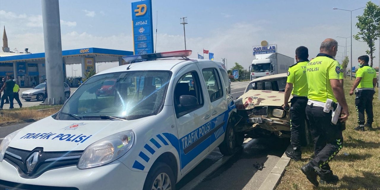 Sürücüsü "dur" ihtarına uymayan otomobil polis aracına çarptı: 1'i polis 4 yaralı