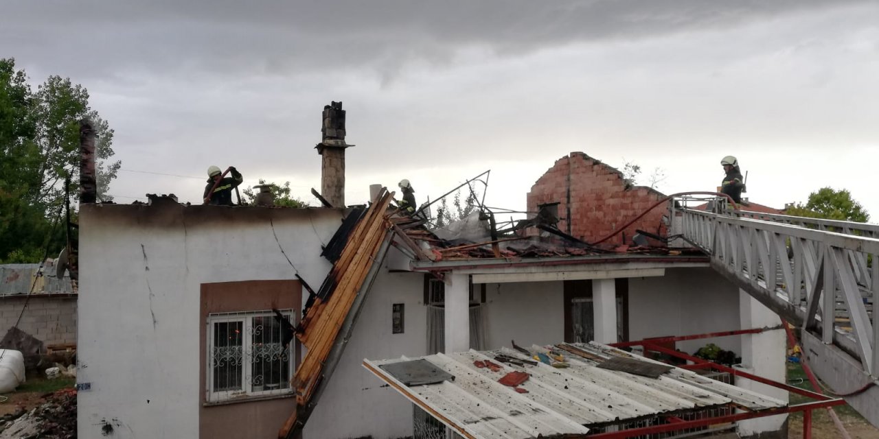 Konya’da yangın! Evin çatısı kül oldu