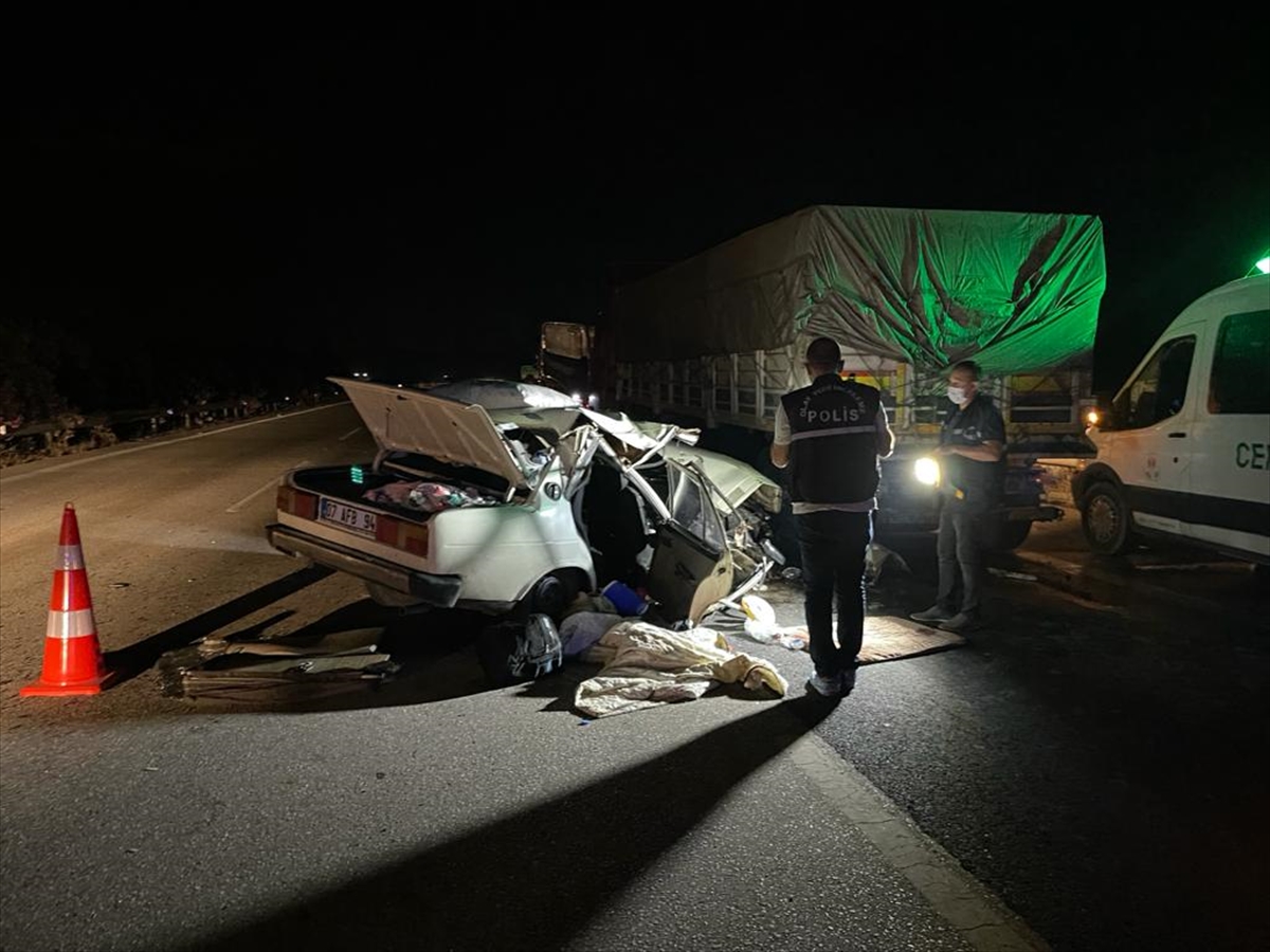 Feci kaza! Otomobil tıra arkadan çarptı: 1 ölü, 3 yaralı