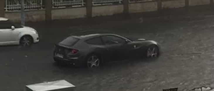 Milyonluk otomobil yağmurda mahsur kaldı