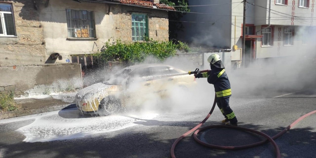 Konya'da seyir halindeki otomobil aniden alev aldı