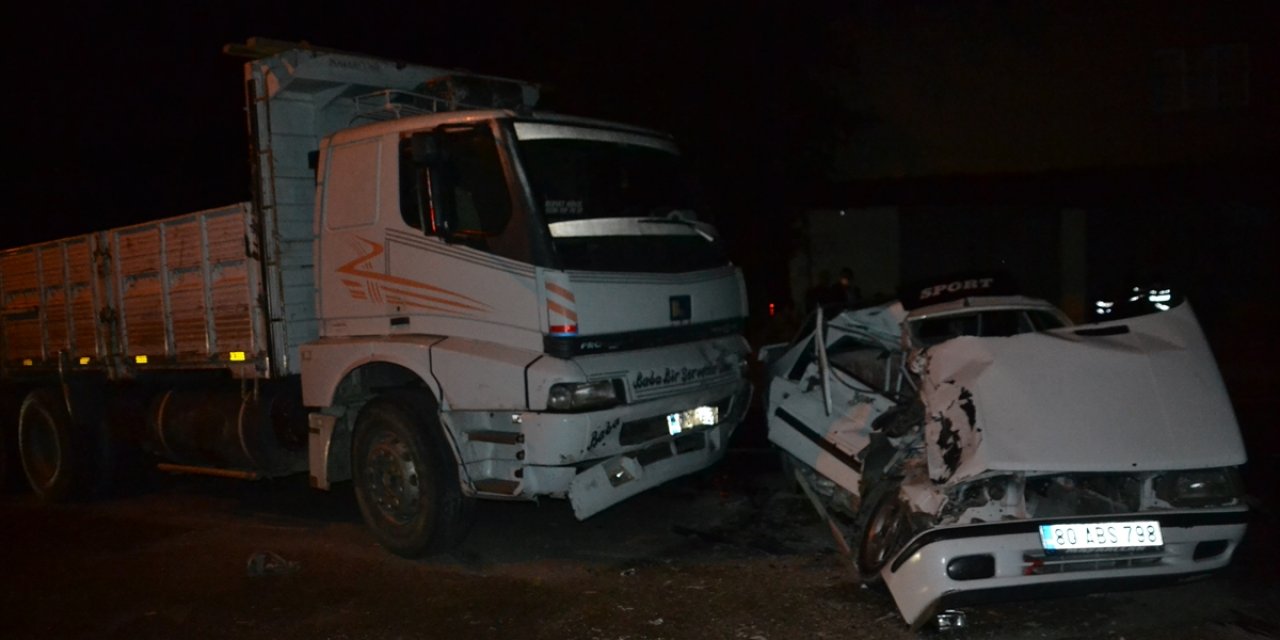 Kamyonla çarpışan otomobildeki 1 kişi öldü, 1 kişi yaralandı