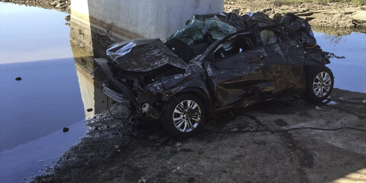 Otomobil köprüden düştü: 5 ölü