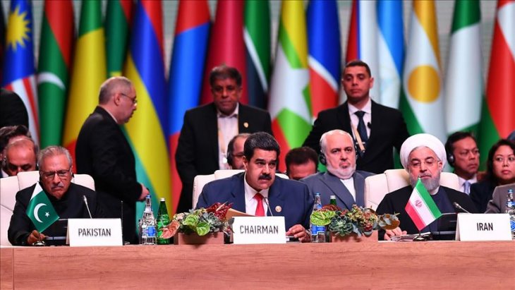 Maduro: Küresel güçlerin önünde diz çökmemeliyiz