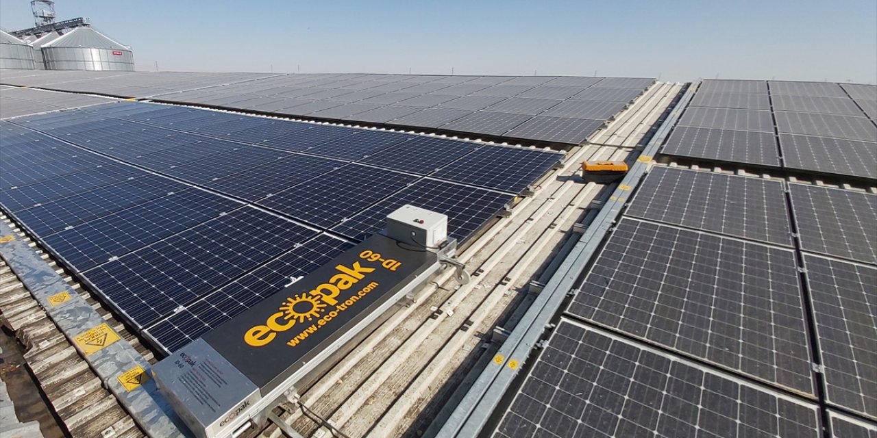 Konya'da görücüye çıktı! Panel temizleyen robotlar, güneş santrallerinde enerji verimliliğini artırıyor
